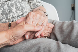 Aide-soignant en EHPAD : un rôle clé aux responsabilités bien définies