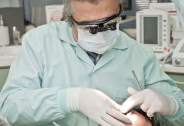 Douleurs dentaires : pourquoi consulter au plus vite un dentiste ?