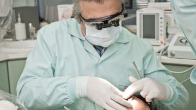 Douleurs dentaires : pourquoi consulter au plus vite un dentiste ?