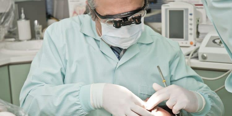 Douleurs dentaires : pourquoi consulter au plus vite un dentiste ?